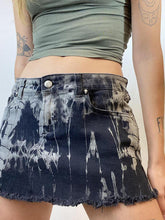 Asymmetrischer Rock mit Batikmuster und Farbverlauf sowie kontrastierenden Schnittkanten